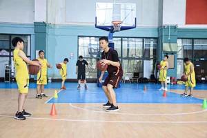  专业篮球教练如何看待训练前景：打造未来篮球明星的策略与方法